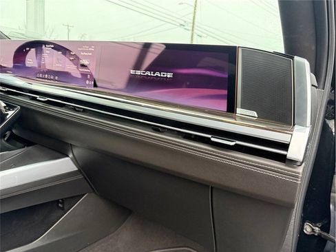 Used 2025 Cadillac Escalade ESV Premium Luxury image 43