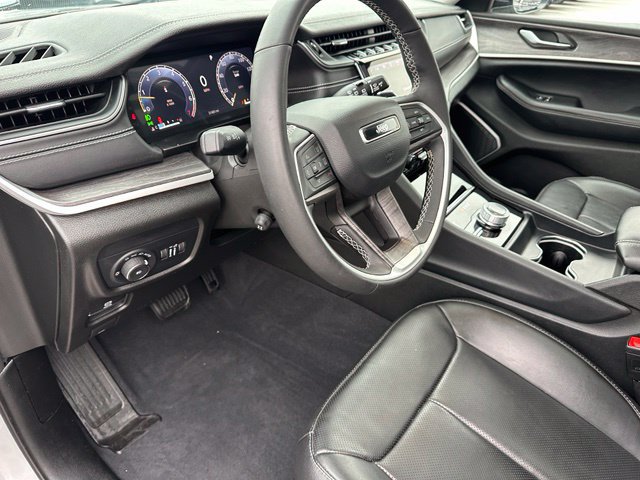 Used 2023 Jeep Grand Cherokee Limited w/ Luxury Tech Group II AWD/4WD image 23