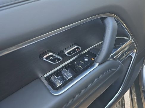 Certified 2025 Land Rover Range Rover SE image 11