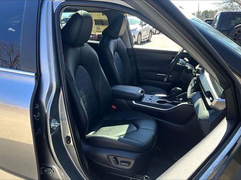 Certified 2025 Toyota Highlander XLE image 8