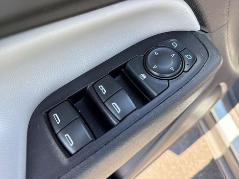 Used 2022 Chevrolet Equinox LT image 2