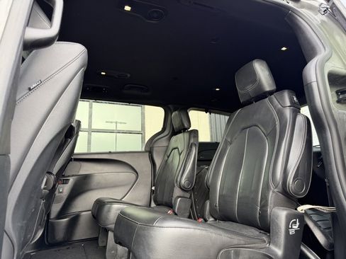 Used 2020 Chrysler Pacifica Touring-L Plus w/ S Appearance Package image 9