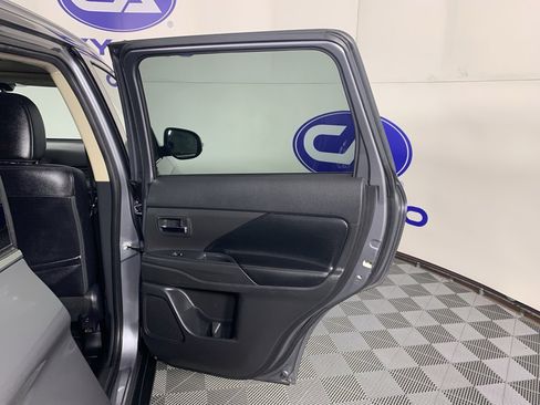 Used 2018 Mitsubishi Outlander SEL image 34