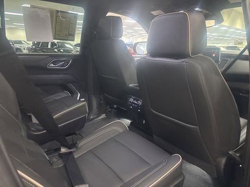 Used 2024 GMC Yukon XL SLT w/ SLT Luxury Package image 10