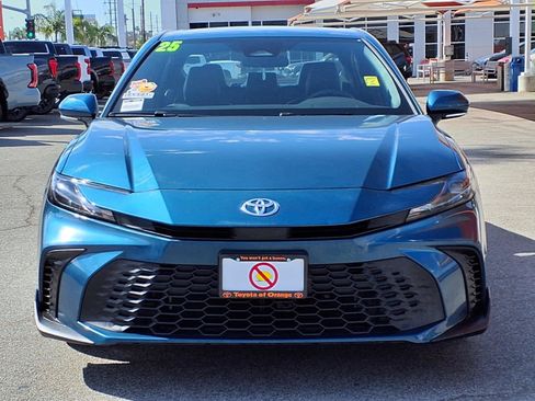 Used 2025 Toyota Camry SE FWD image 2