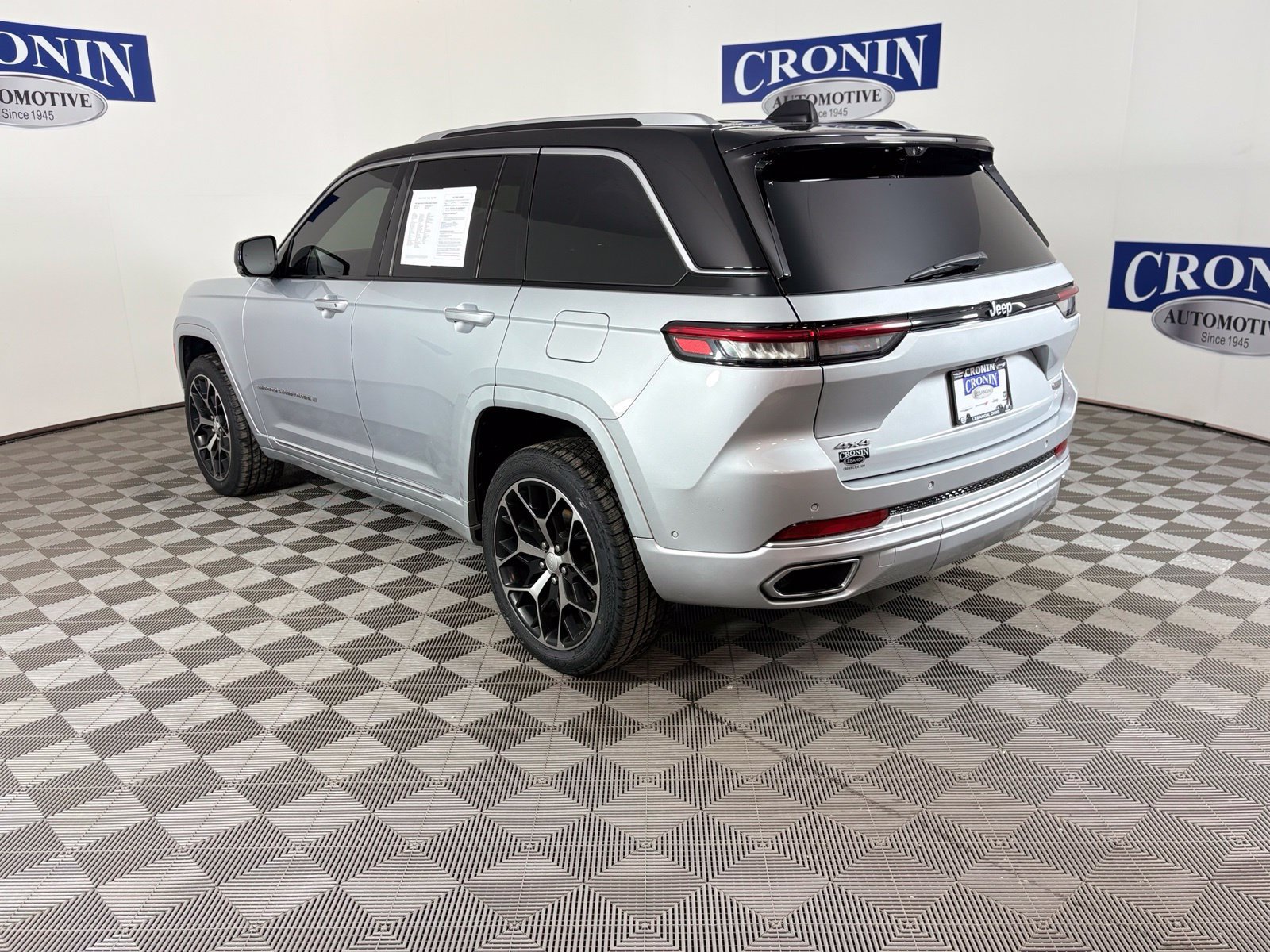 Used 2022 Jeep Grand Cherokee Summit AWD/4WD image 35