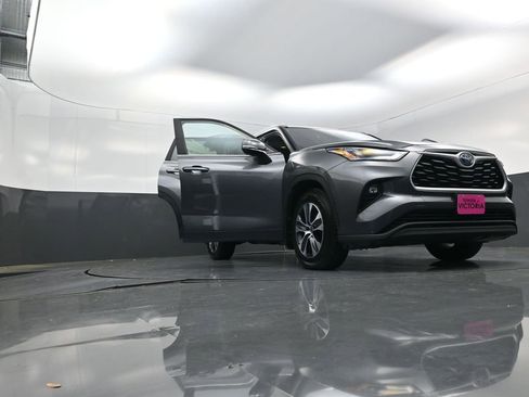 Used 2023 Toyota Highlander XLE FWD image 25
