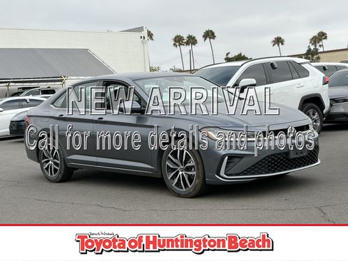 Used 2025 Volkswagen Jetta SE FWD image 1
