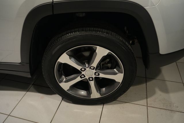 Used 2023 Jeep Grand Cherokee Limited w/ Luxury Tech Group II AWD/4WD image 11