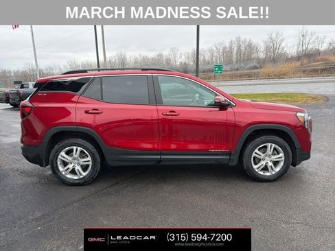 Used 2024 GMC Terrain SLE w/ Driver Convenience Package image 7