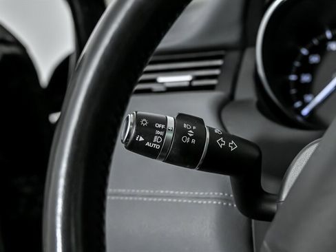 Used 2018 Land Rover Range Rover Evoque SE Premium image 24