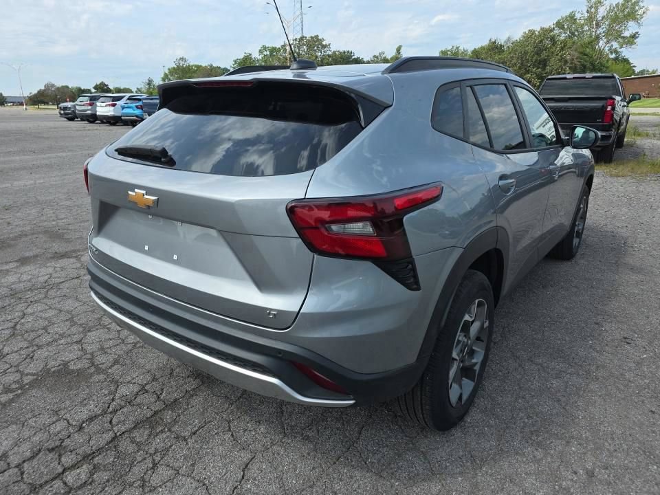 Used 2025 Chevrolet Trax LT w/ Driver Confidence Package FWD image 3