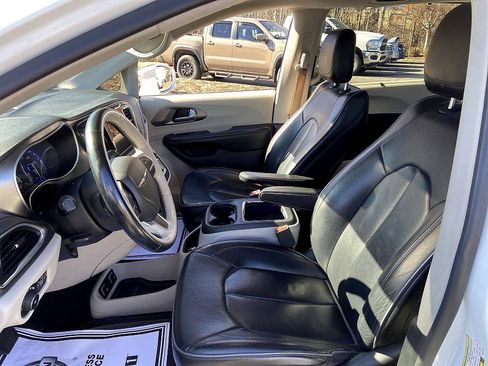 Used 2018 Chrysler Pacifica Limited image 11