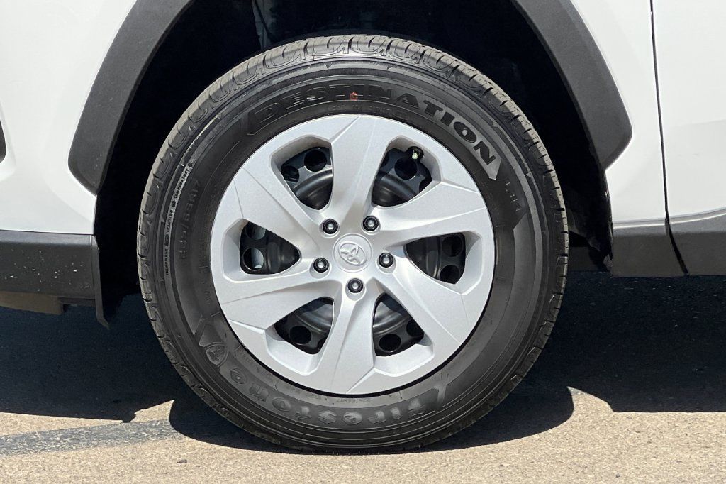 Certified 2025 Toyota RAV4 LE FWD image 28