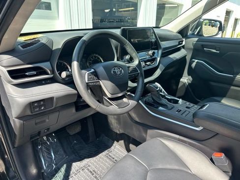 Used 2024 Toyota Highlander XLE AWD/4WD image 43