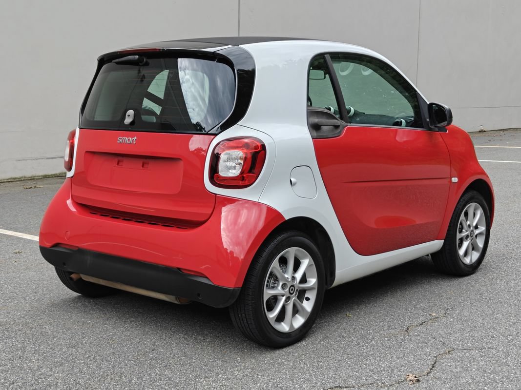 Used 2017 smart fortwo pure RWD image 3