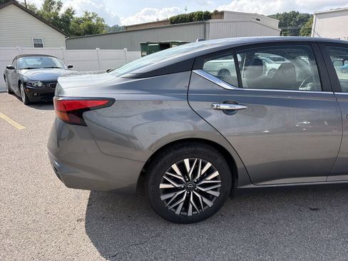 Used 2025 Nissan Altima 2.5 SV FWD image 4