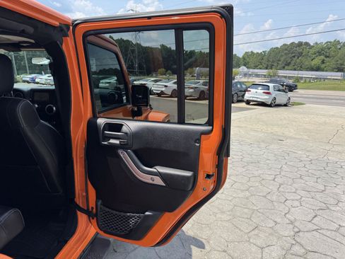 Used 2012 Jeep Wrangler Unlimited Sahara w/ Connectivity Group AWD/4WD image 15