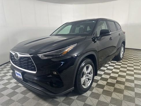 Used 2023 Toyota Highlander LE AWD/4WD image 3