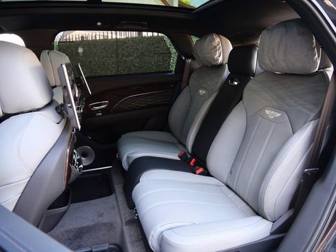 Used 2025 Bentley Bentayga Extended Wheelbase AWD/4WD image 26