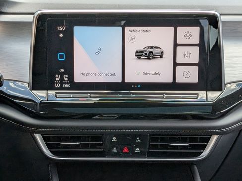 Used 2025 Volkswagen Atlas Cross Sport SE w/ Panoramic Sunroof Package FWD image 27