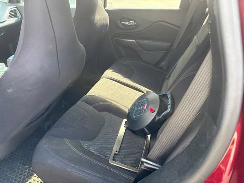 Used 2019 Jeep Cherokee Latitude w/ Cold Weather Group FWD image 4