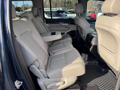 Used 2023 Jeep Wagoneer 4WD w/ Premium Group I image 31