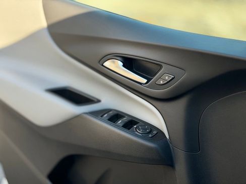 Used 2022 Chevrolet Equinox LS w/ LS Convenience Package image 18