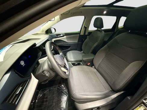 Used 2022 Volkswagen Taos SE w/ Panoramic Sunroof Package FWD image 23