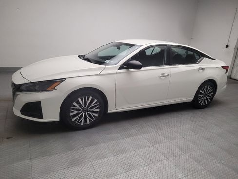 Used 2025 Nissan Altima 2.5 SV FWD image 2