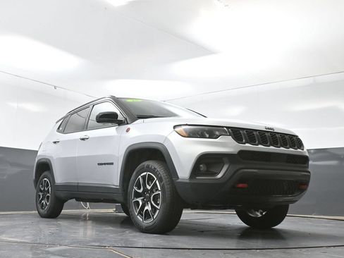 Used 2025 Jeep Compass Trailhawk AWD/4WD image 53