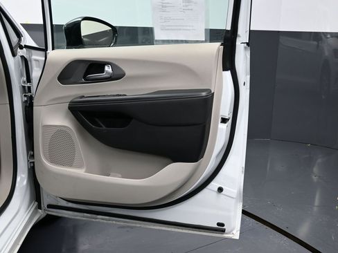 Used 2024 Chrysler Pacifica Touring-L image 37