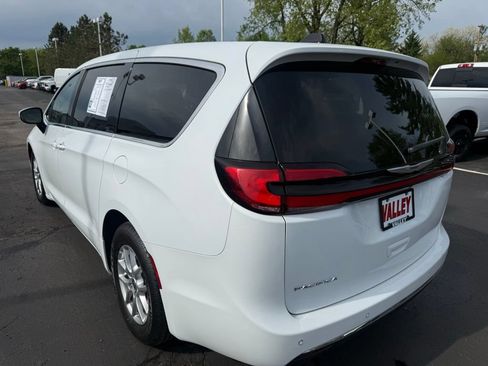 Used 2023 Chrysler Pacifica Touring-L FWD image 12