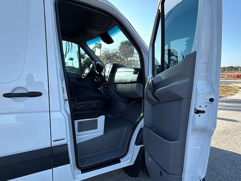 Used 2015 Mercedes-Benz Sprinter 2500 image 12