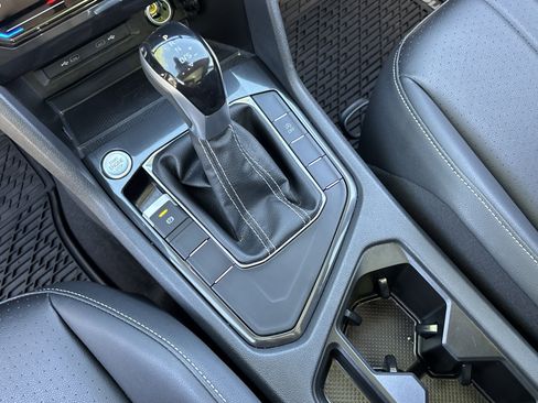 Used 2023 Volkswagen Tiguan SE w/ Panoramic Sunroof Package image 25