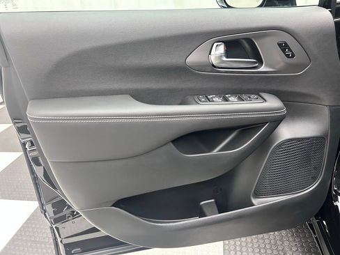 New 2026 Chrysler Pacifica Select AWD/4WD image 10