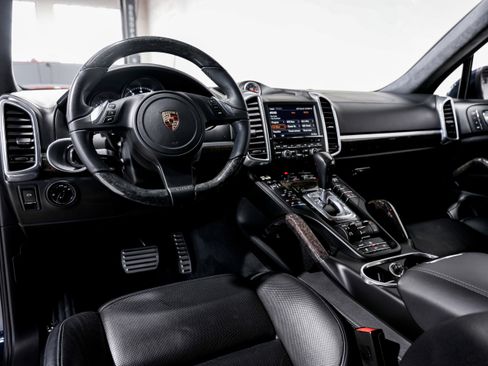 Used 2012 Porsche Cayenne Turbo image 9
