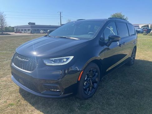 New 2026 Chrysler Pacifica Limited w/ S Appearance Package image 3
