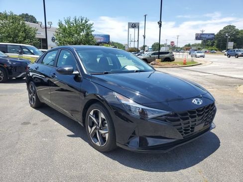 Used 2023 Hyundai Elantra SEL w/ Convenience Package FWD image 3