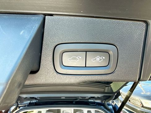 Used 2022 Volvo XC60 B5 Momentum image 31