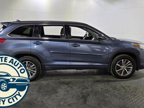 Used 2017 Toyota Highlander XLE image 11