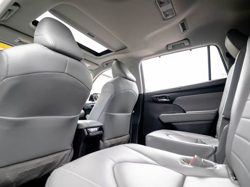 Used 2024 Toyota Highlander XLE image 36