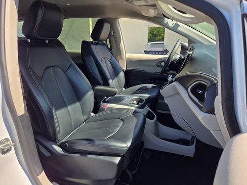 Used 2023 Chrysler Pacifica Touring-L FWD image 19