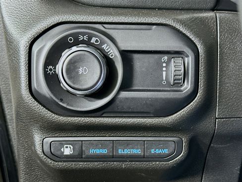 Used 2023 Jeep Wrangler Unlimited Sahara image 17