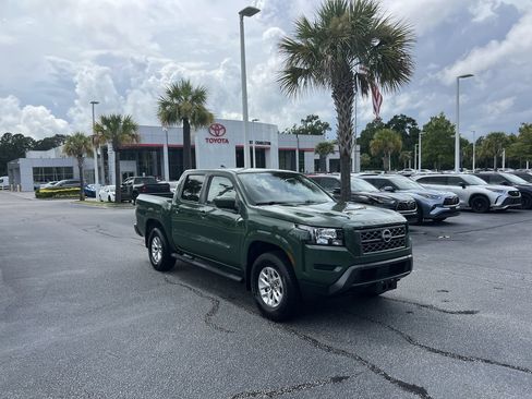 Used 2024 Nissan Frontier SV w/ Technology Package AWD/4WD image 2