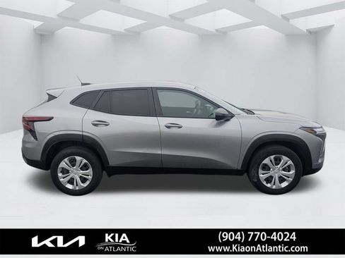Used 2024 Chevrolet Trax LS w/ Driver Confidence Package FWD image 2