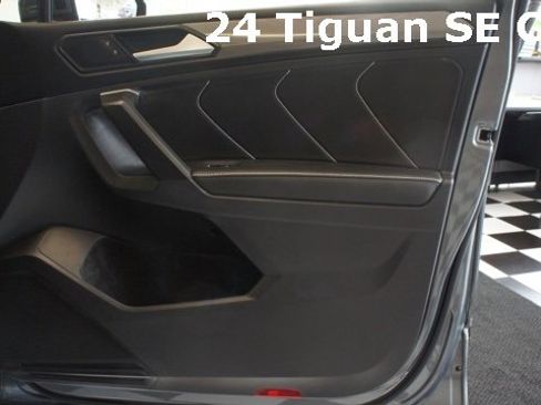 Used 2024 Volkswagen Tiguan SE w/ Panoramic Sunroof Package image 50