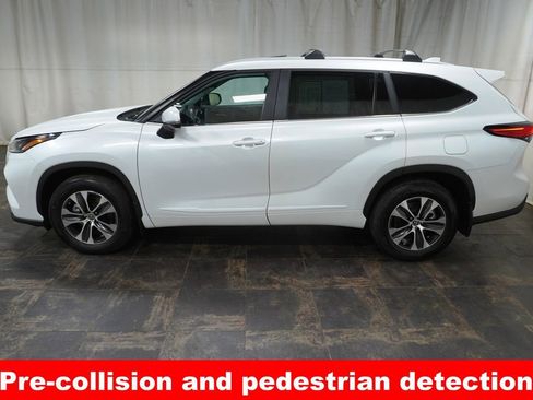 Used 2023 Toyota Highlander XLE image 9