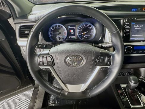 Used 2019 Toyota Highlander SE w/ Nightshade Edition AWD/4WD image 10