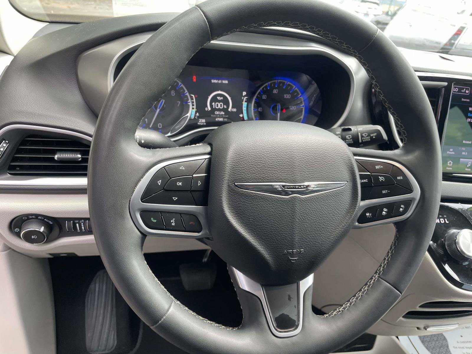 Used 2024 Chrysler Pacifica Touring-L FWD image 16
